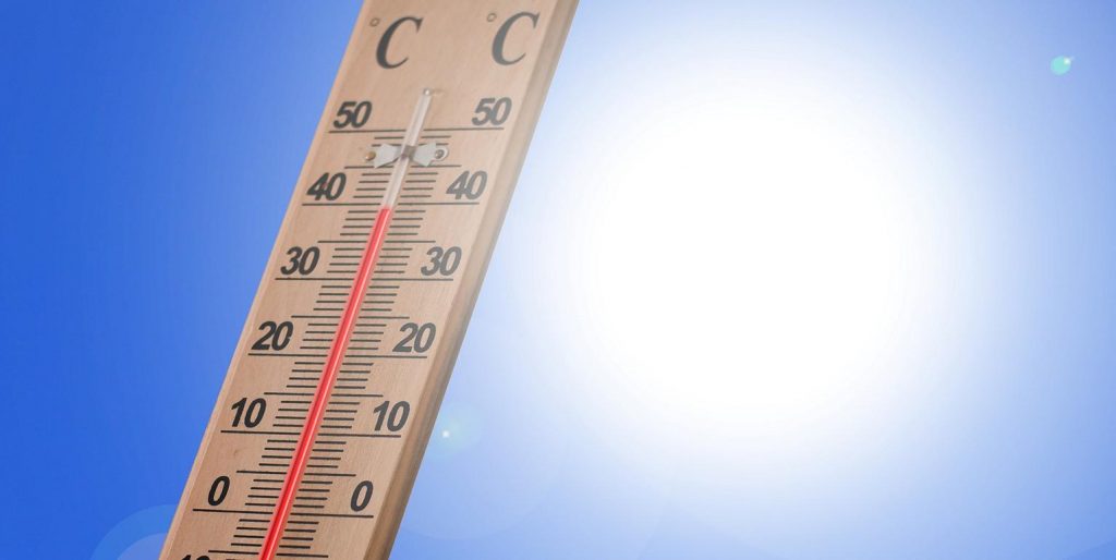 Heißes Termometer in Sonne